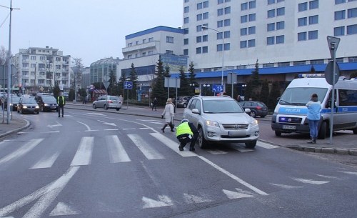 Przy rondzie na Pałacowej potrącono kobietę