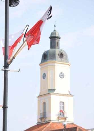 Wojewoda apeluje o opuszczenie flag i odwołanie imprez