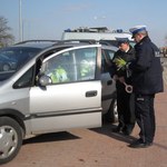 Kobiety-kierowcy dostały tulipany i "dekalogi bezpieczeństwa"