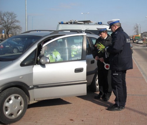 Kobiety-kierowcy dostały tulipany i "dekalogi bezpieczeństwa"