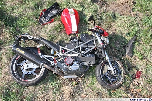 Motocykl w rowie. 38-latek trafił do szpitala