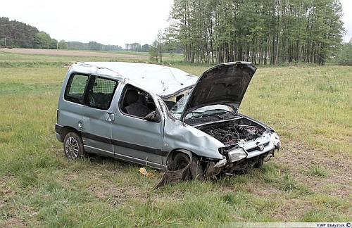 Kilkukrotne dachowanie renault. Zginął młody mężczyzna