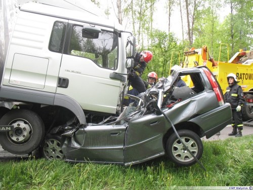 "Ósemka": w zmiażdżonym samochodzie zginęły 2 osoby