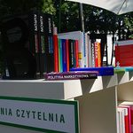 Półka z książkami w parku? 