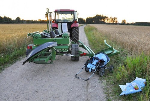 Jadąc ciągnikiem zaczepił o wózek. Niemowlę trafiło do szpitala