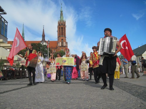 POK. Międzynarodowa parada zespołów otworzyła festiwal