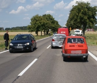 Maluch uderzył w volkswagena. Dwie osoby w szpitalu