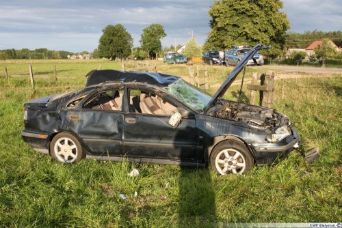 Kierowca wypadł z samochodu. Śmigłowiec transportował go do szpitala