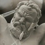 Zabandażowany posąg, biedronka zjedzona przez szczękę. Poklatkowa animacja według dzieci [wideo]