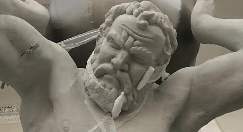 Zabandażowany posąg, biedronka zjedzona przez szczękę. Poklatkowa animacja według dzieci [wideo]