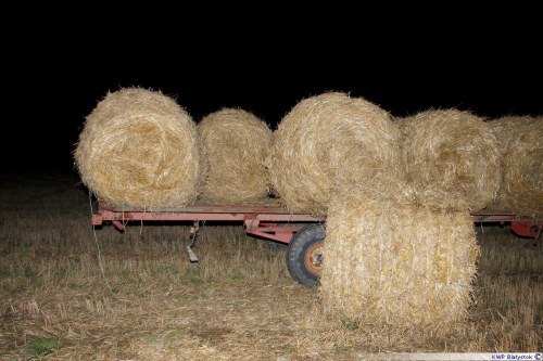 Mężczyzna przygnieciony 200-kilogramową belą słomy