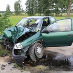 Wypadek na wiejskiej drodze. Kobieta i dziecko w szpitalu