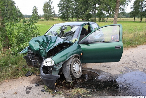 Wypadek na wiejskiej drodze. Kobieta i dziecko w szpitalu