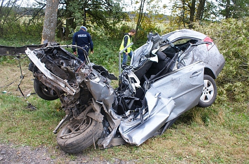 Opel uderzył w drzewo. Kierowca zginął na miejscu