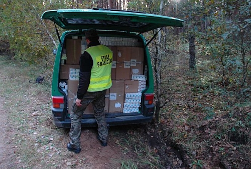 Przemytnik wyskoczył z holowanego samochodu