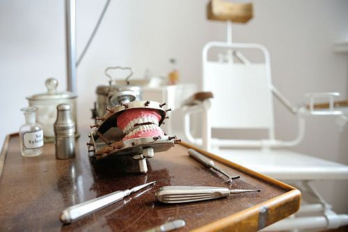 Tabletka szczęścia, sekrety dawnej apteki i międzywojenny dentysta. Z wizytą w Muzeum UMB