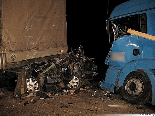 Tragedia pod Sztabinem. Auto zmiażdżone pomiędzy tirami