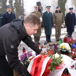 Kwiaty i znicze na grobach ofiar katastrofy smoleńskiej