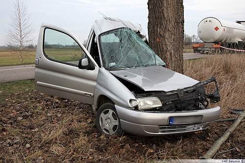 Tragiczne uderzenie w drzewo. Zginął 26-latek