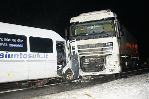 Ciężarówka zderzyła się z busem. 3 osoby w szpitalu