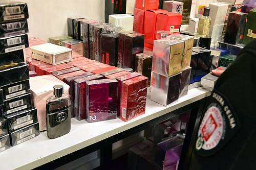 Białostoczanin sprzedawał podrobione perfumy o wartości pół miliona zł