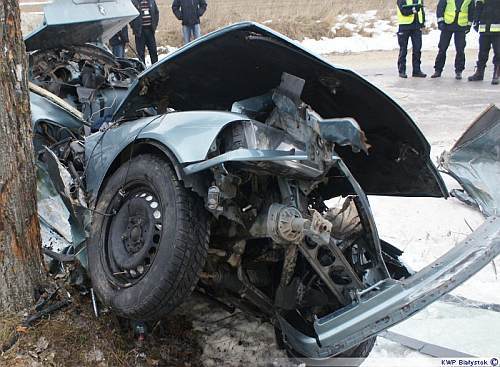 Auto uderzyło w drzewo. Zginął młody mężczyzna