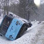 Autobus przewrócił się w rowie. W środku byli uwięzieni pasażerowie