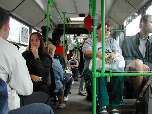 Napad w autobusie. Pijani nastolatkowie chcieli pieniędzy 