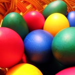 Malowane jaja w rozmiarze XXL trafią na licytację