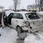 Ciężarówka zepchnęła skodę z drogi. Do szpitala trafiła ranna kobieta