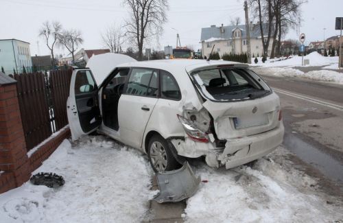 Ciężarówka zepchnęła skodę z drogi. Do szpitala trafiła ranna kobieta