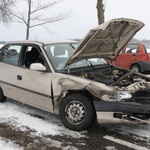 Czołowe zderzenie opla z daewoo. Trzy osoby trafiły do szpitala