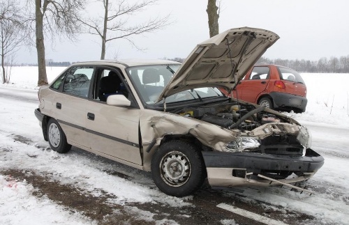 Czołowe zderzenie opla z daewoo. Trzy osoby trafiły do szpitala