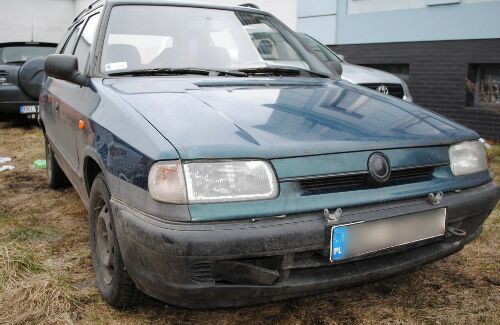 Skoda potrąciła człowieka. Sprawca ukrywał się przed policją