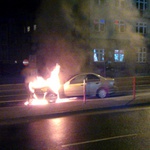 Srebrne BMW płonęło na środku ulicy Mickiewicza
