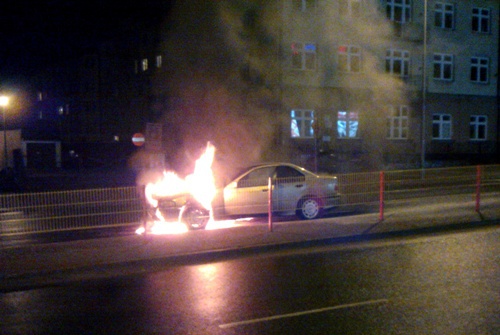 Srebrne BMW płonęło na środku ulicy Mickiewicza
