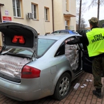 Audi po brzegi wypełnione papierosami. Kierowca uciekał z miejsca kontroli