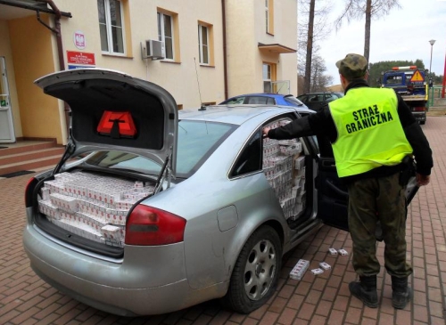 Audi po brzegi wypełnione papierosami. Kierowca uciekał z miejsca kontroli