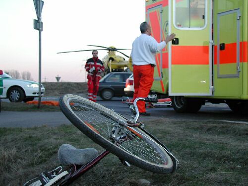 14-letni rowerzysta wpadł pod autobus. Chłopiec trafił do szpitala