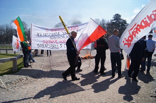 Pikieta zagłuszyła obrady konwentu. Spłonęła kukła marszałka