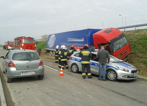 Wypadek na krajowej "ósemce". Pijany Rosjanin ciężarówką wbił się w nasyp