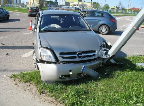 Zderzenie opla z volkswagenem. Trzy osoby trafiły do szpitala