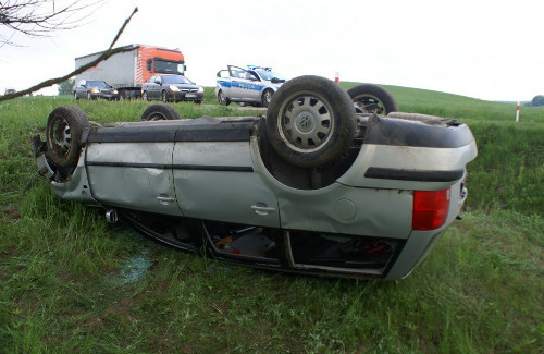 Dachowanie auta. 23-latek zasnął za kierownicą