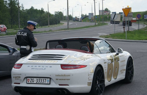 Policjanci skontrolowali uczestników wyścigu Gumball 3000