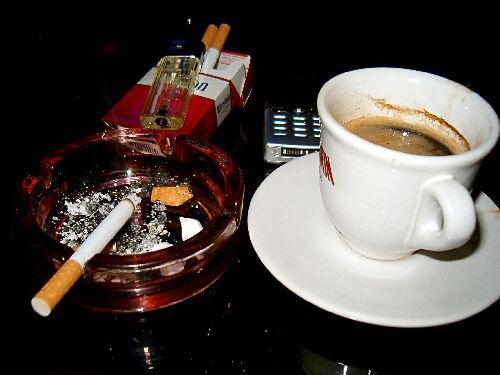 Kawa i papieros. Niezdrowe studenckie śniadanie