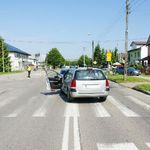 Peugeot potrącił kobietę na przejściu. 76-latka trafiła do szpitala