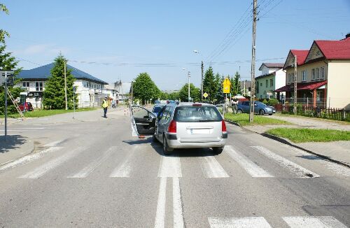 Peugeot potrącił kobietę na przejściu. 76-latka trafiła do szpitala