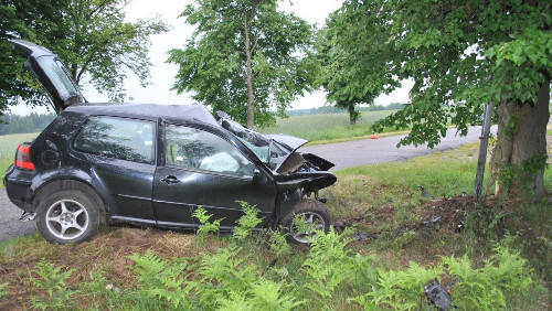 Golf rozbił się na drzewie. 32-letni kierowca nie żyje