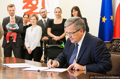 Roczny urlop rodzicielski. Prezydent podpisał nowelizację ustawy 