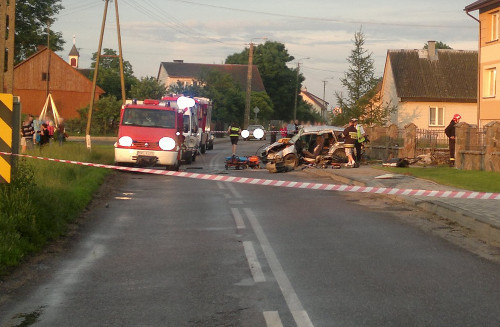 Volvo roztrzaskało się na ogrodzeniu. 25-latek zginął na miejscu